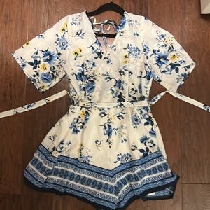 Women’s Large floral, casual flowy romper from brand Trixxi.